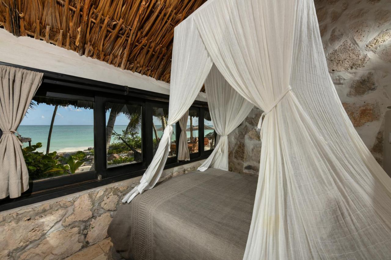 Bungalow con cama grande y vistas al mar